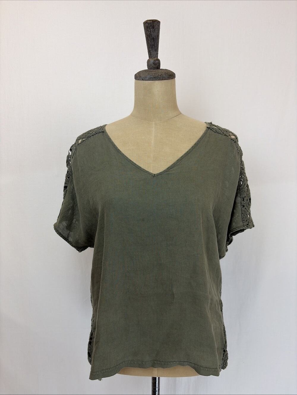 NWT XCVI Green Linen Crochet Short Sleeve High Low Hem Top SMALL #0653 - Picture 1 of 7